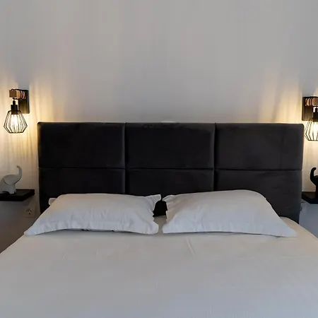 Ophelia - New Modern With Spectacular Olympus View Apartment *
